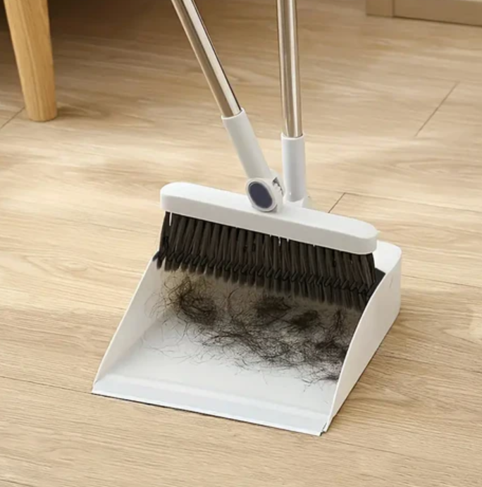 Ensemble balai et pelle à dents, tête rotative 180°, design ergonomique, nettoyage efficace des coins sous les meubles.