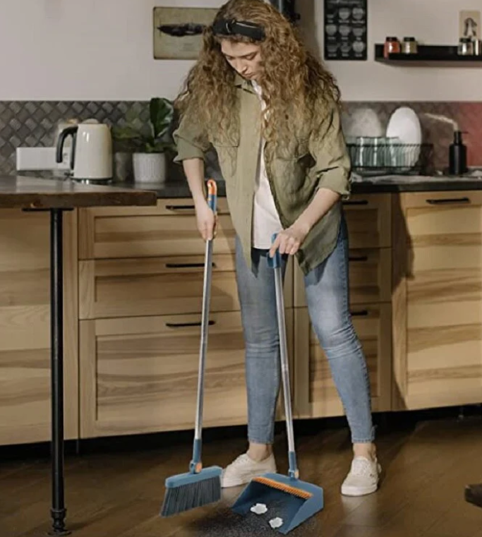 Ensemble balai et pelle à dents, tête rotative 180°, design ergonomique, nettoyage efficace des coins sous les meubles.