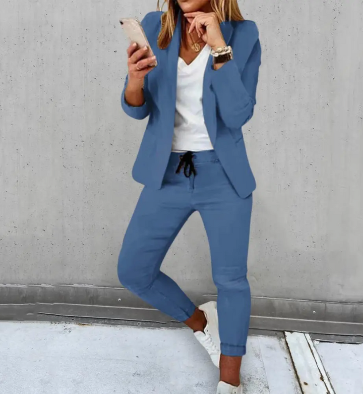 Tailleur pantalon noir élégant pour femme : blazer ajusté et pantalon confortable, parfait pour la mode féminine.