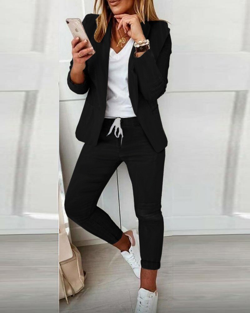 Ensemble tailleur gris pour femme : blazer et pantalon polyvalents, style bureau ou décontracté élégant.