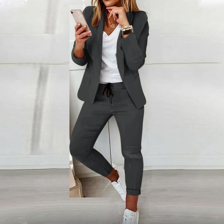 Tenue moderne femme kaki : ensemble blazer ajusté et pantalon confortable, mode féminine décontractée chic.