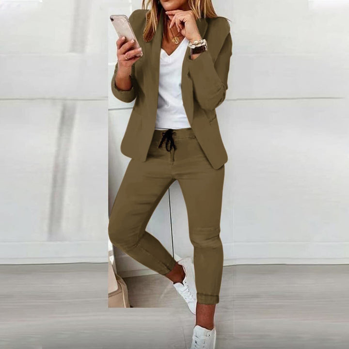 Blazer ajusté et pantalon bleu femme : ensemble chic et confortable pour un look mode féminine et professionnel.