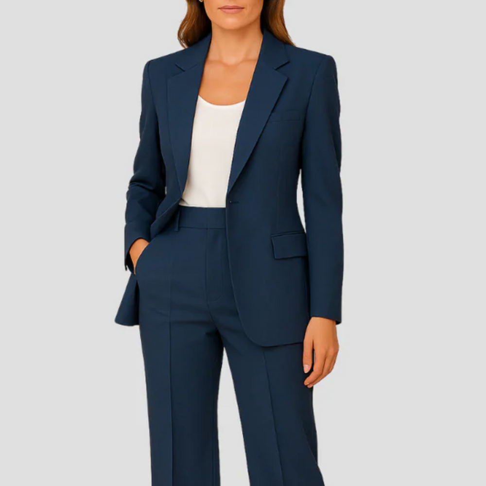 Ensemble blazer cintré et pantalon droit femme, tissu doux, col classique, couleur sobre, chic et confortable.