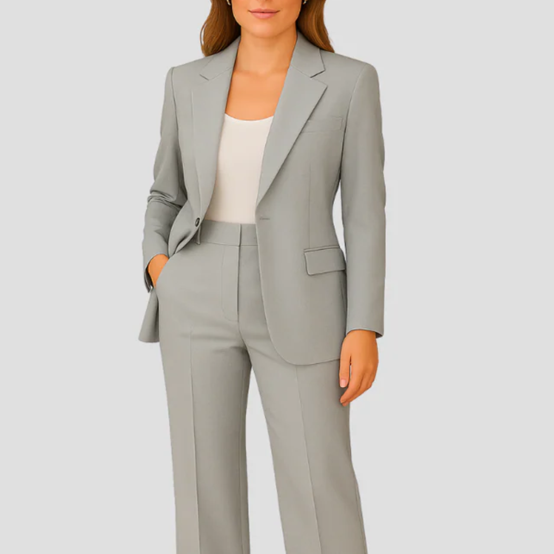 Ensemble blazer cintré et pantalon droit femme, tissu doux, col classique, couleur sobre, chic et confortable.
