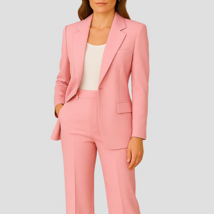 Ensemble blazer cintré et pantalon droit femme, tissu doux, col classique, couleur sobre, chic et confortable.