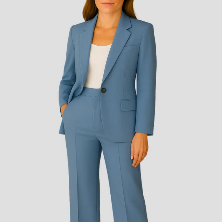 Ensemble blazer cintré et pantalon droit femme, tissu doux, col classique, couleur sobre, chic et confortable.
