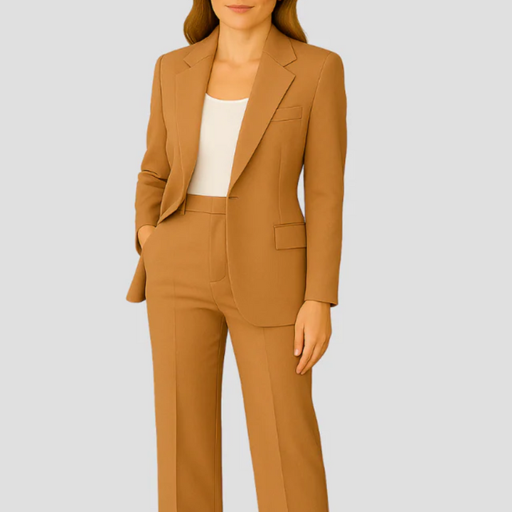 Ensemble blazer cintré et pantalon droit femme, tissu doux, col classique, couleur sobre, chic et confortable.