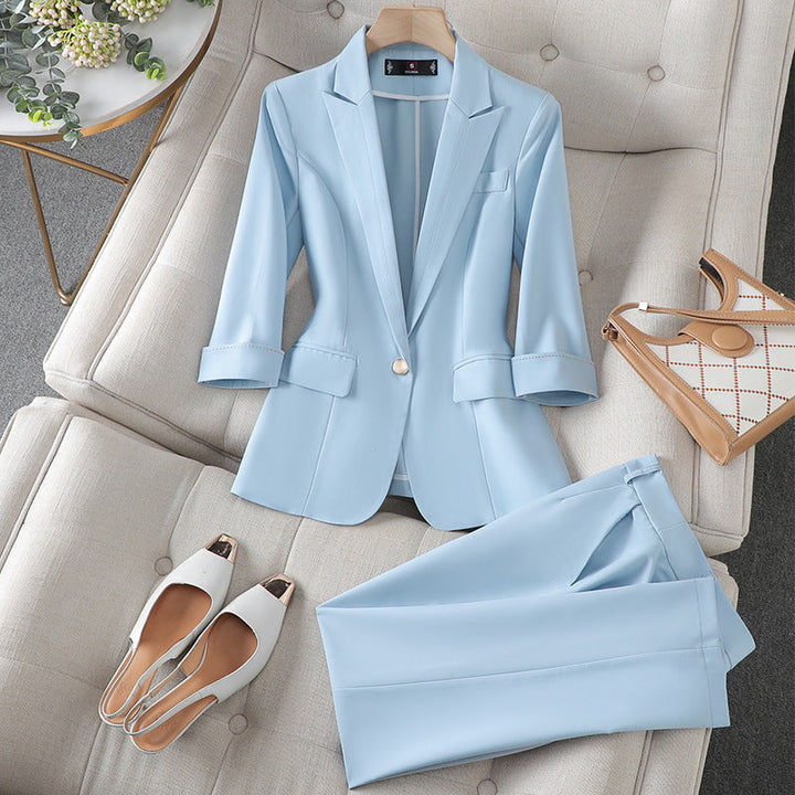 "Ensemble blazer élégant Isabelle, chic et moderne, parfait pour réunions et événements, en tissu bleu de qualité."