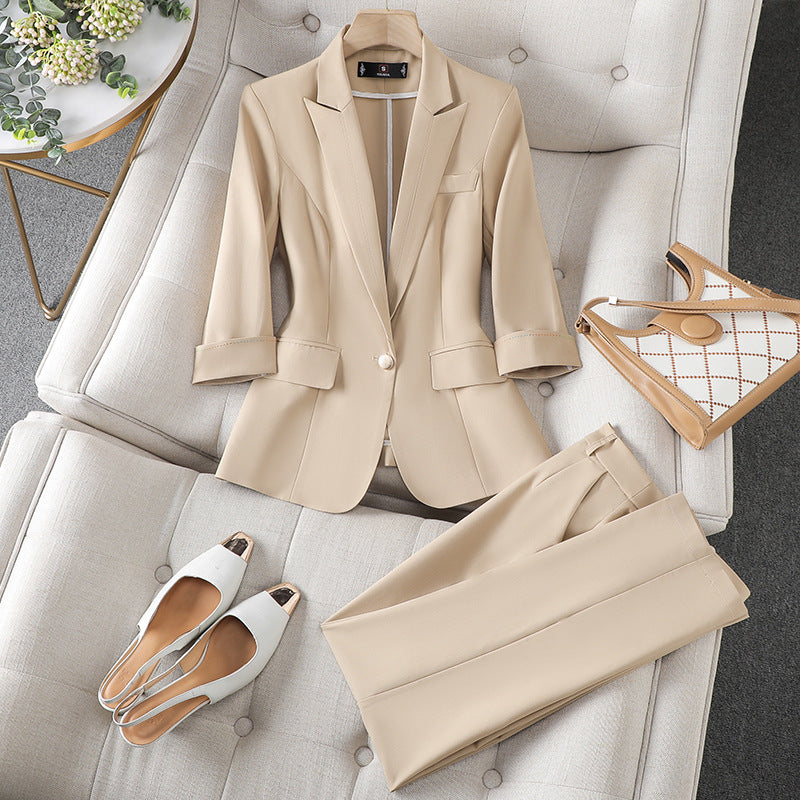 "Ensemble blazer élégant Isabelle, chic et moderne, parfait pour réunions et événements, en tissu bleu de qualité."