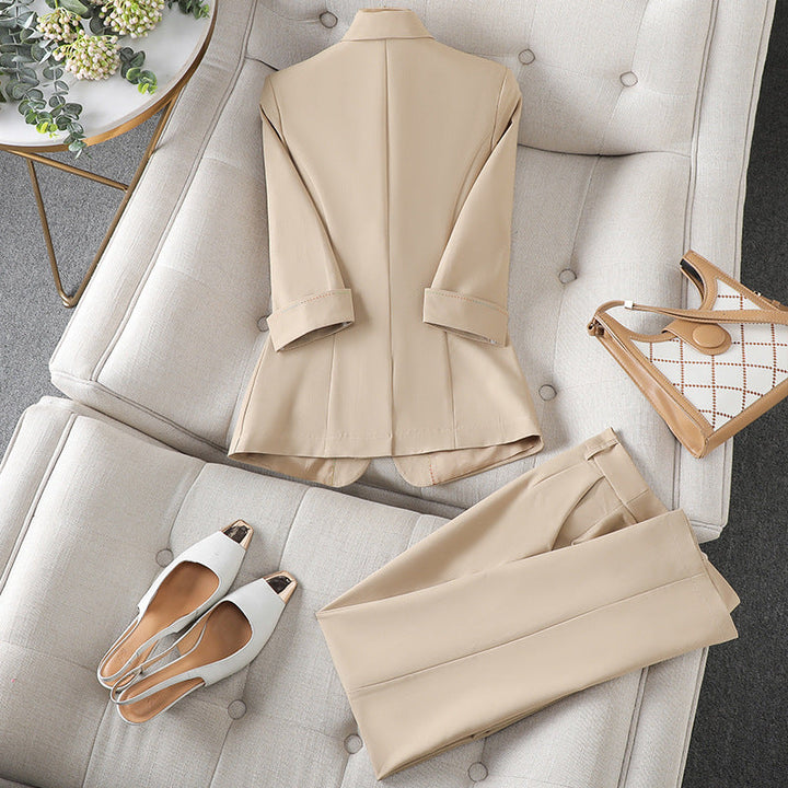 "Ensemble blazer élégant Isabelle, chic et moderne, parfait pour réunions et événements, en tissu bleu de qualité."