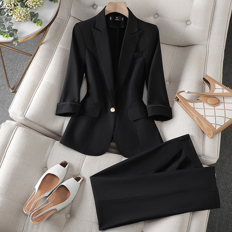 "Ensemble blazer élégant Isabelle, chic et moderne, parfait pour réunions et événements, en tissu bleu de qualité."
