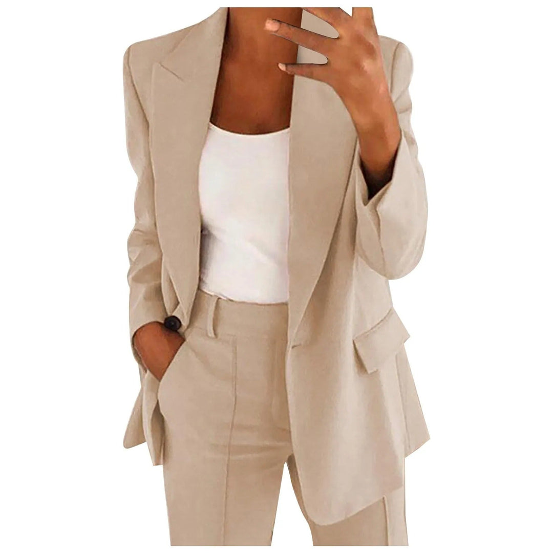 Ensemble blazer et pantalon femme chic, parfait pour tenue de bureau élégante et professionnelle. Costume deux pièces.