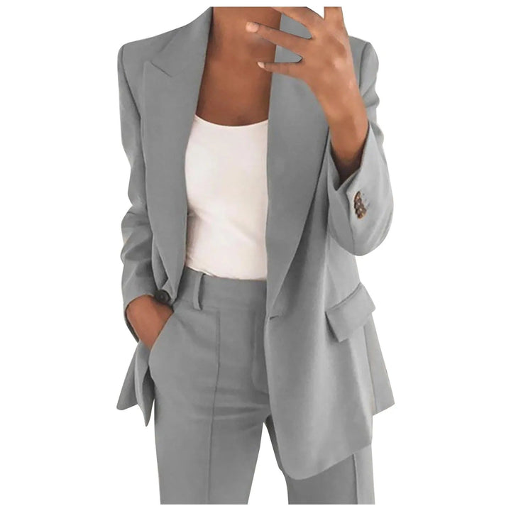 Ensemble tailleur femme beige, blazer et pantalon, pour une tenue de bureau professionnelle et moderne.