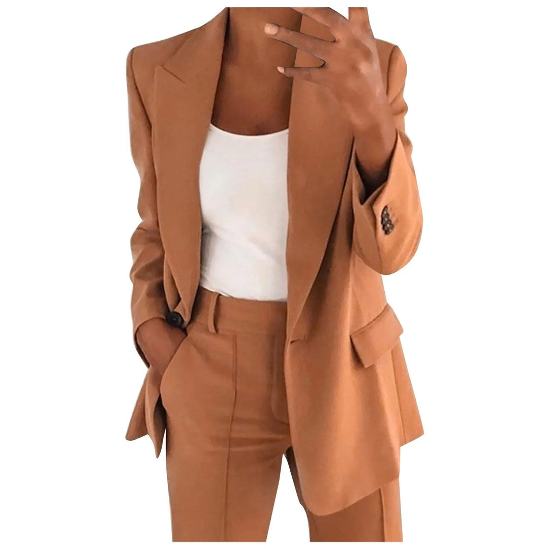 Tenue de bureau femme bleue, avec blazer cintré et pantalon élégant, pour un look professionnel chic.