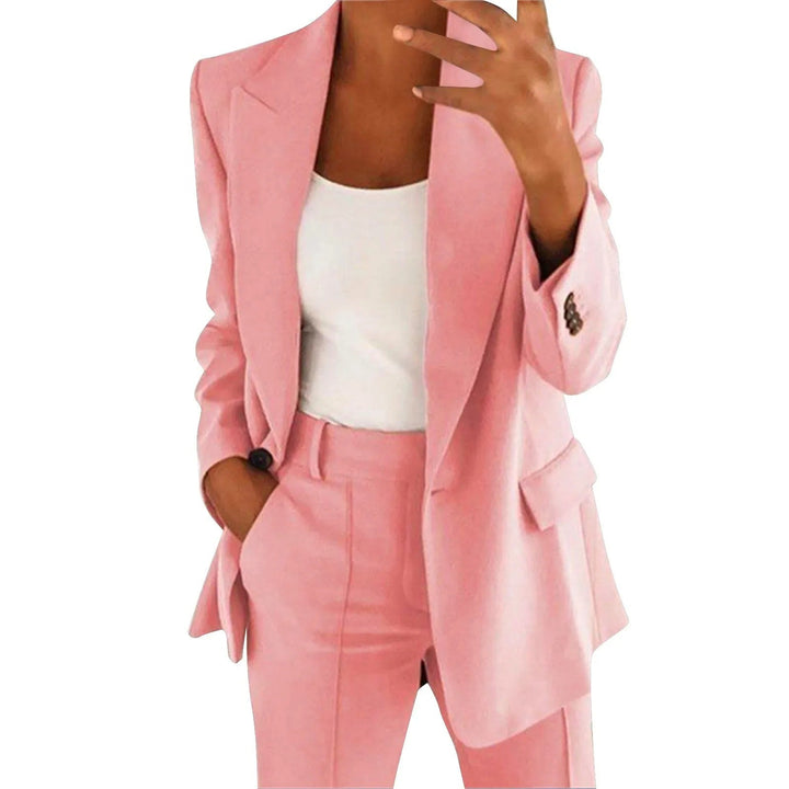 Ensemble féminin élégant: blazer et pantalon tailleur. Tenue professionnelle, chic et polyvalente.