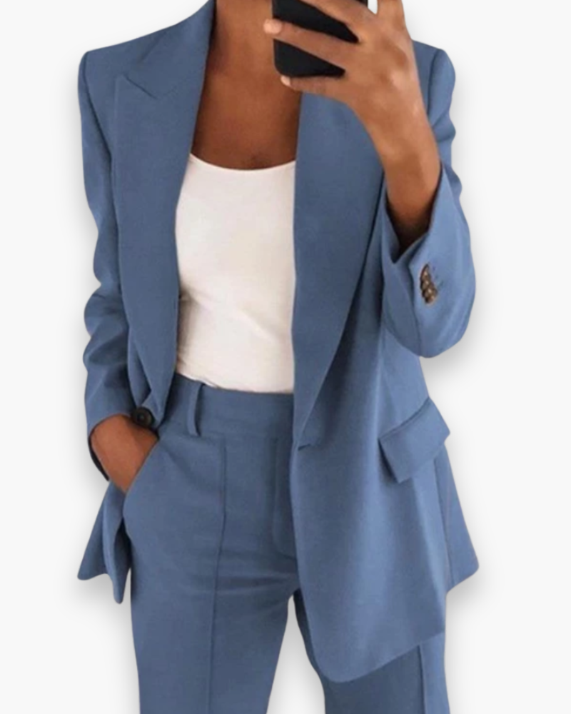 "Ensemble blazer et pantalon femme élégant, couleur beige, bleu ou noir, coupe moderne, pour look chic et confortable."