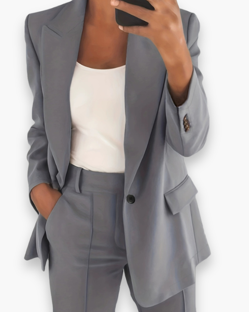 "Ensemble blazer et pantalon femme élégant, couleur beige, bleu ou noir, coupe moderne, pour look chic et confortable."