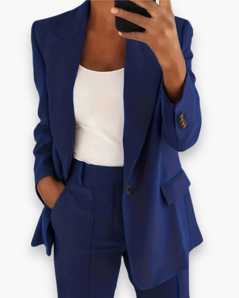 "Ensemble blazer et pantalon femme élégant, couleur beige, bleu ou noir, coupe moderne, pour look chic et confortable."