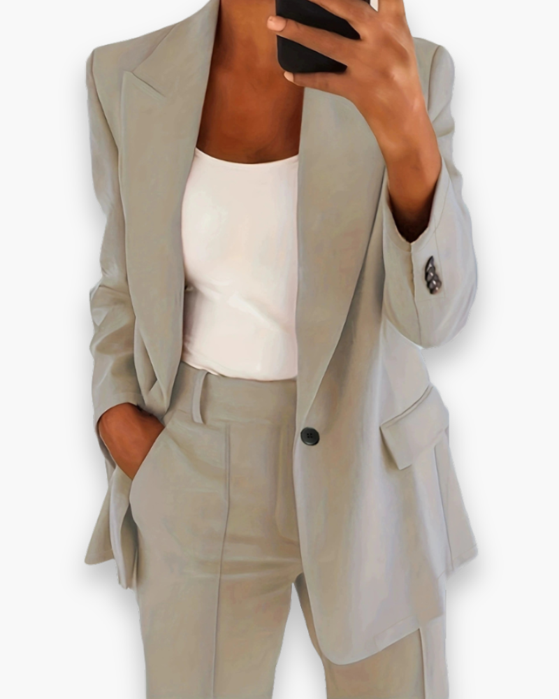 "Ensemble blazer et pantalon femme élégant, couleur beige, bleu ou noir, coupe moderne, pour look chic et confortable."