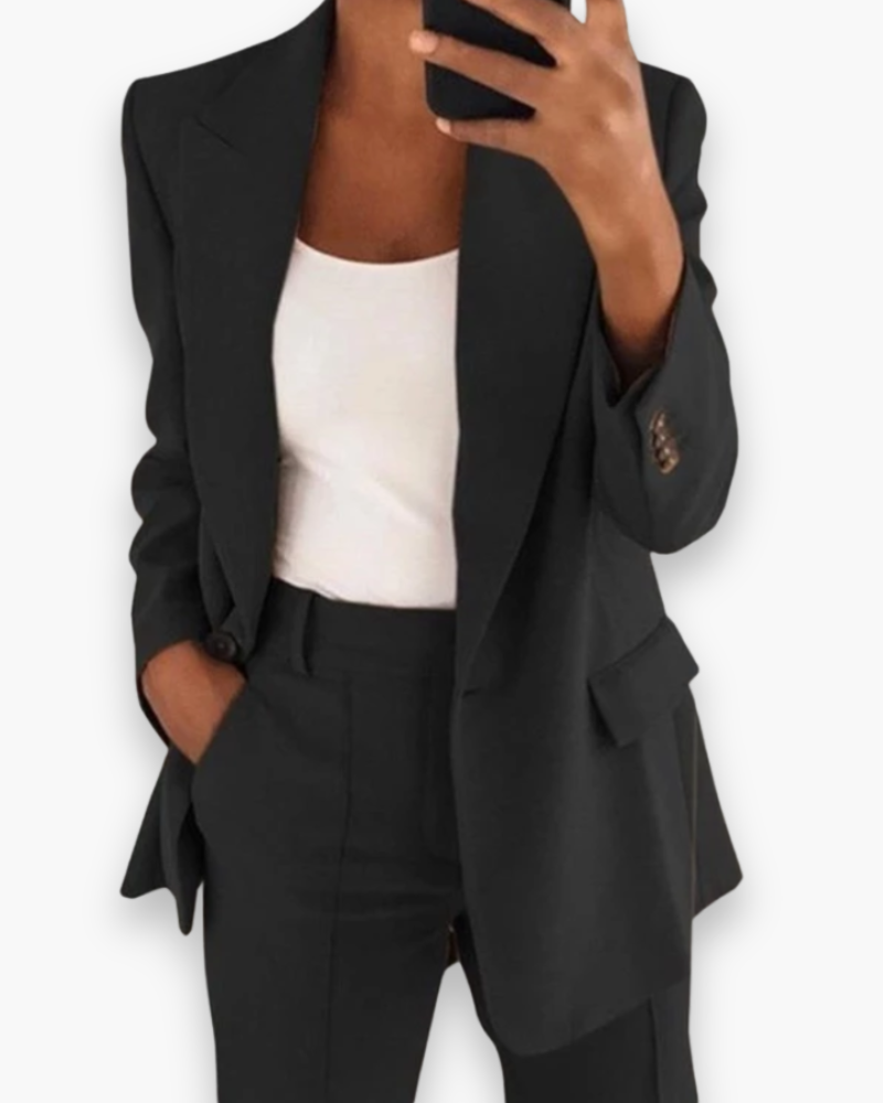 "Ensemble blazer et pantalon femme élégant, couleur beige, bleu ou noir, coupe moderne, pour look chic et confortable."