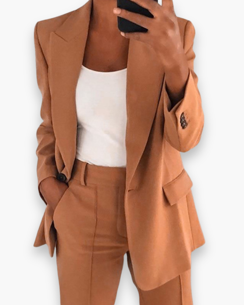 "Ensemble blazer et pantalon femme élégant, couleur beige, bleu ou noir, coupe moderne, pour look chic et confortable."