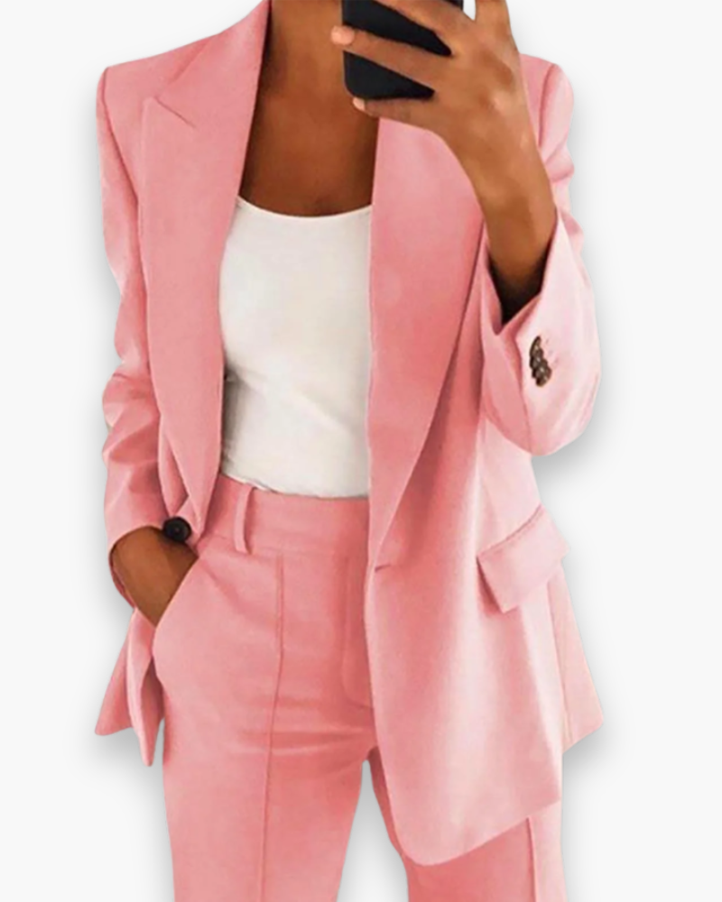 "Ensemble blazer et pantalon femme élégant, couleur beige, bleu ou noir, coupe moderne, pour look chic et confortable."