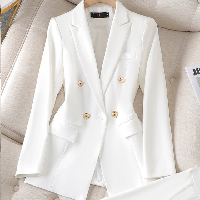 Ensemble blazer et pantalon élégant pour femme, idéal automne. Tenue chic et confortable, parfaite pour le bureau.