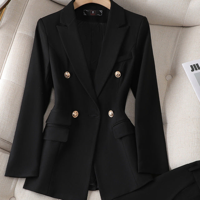 Blazer femme chic couleur automnale, coupe ajustée, col classique. Élégant vêtement pour un style professionnel moderne.