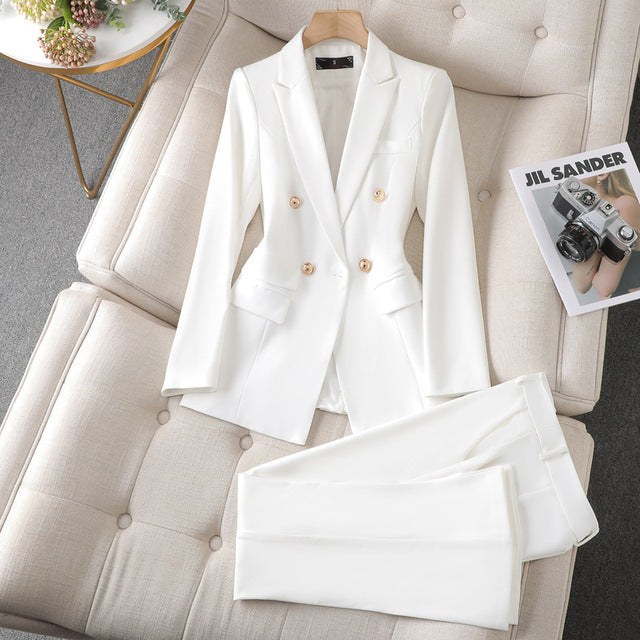 Tenue complète femme élégante : blazer et pantalon. Style bureau polyvalent et mode automne. Vêtement chic et raffiné.