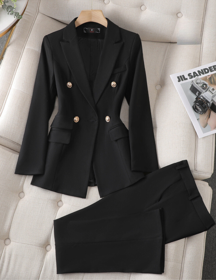 Détail du blazer femme : bouton unique, poches. Élégance automnale pour un look professionnel moderne. Vêtement de qualité.