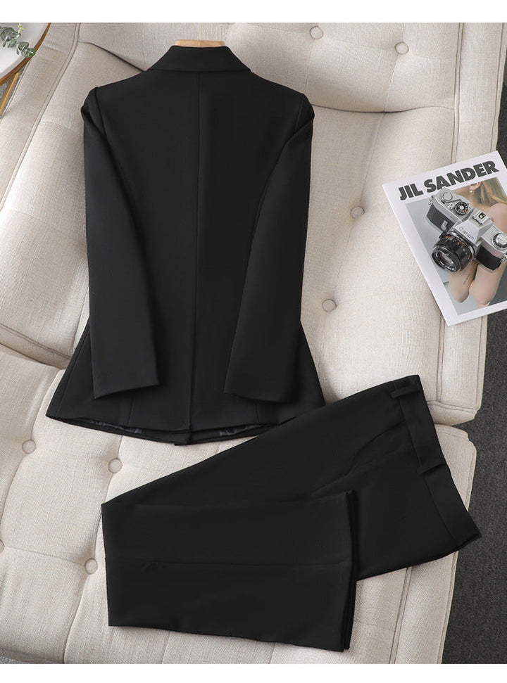 Pantalon élégant femme à pinces, coupe tendance. Parfait avec un blazer assorti pour une tenue de bureau chic et confortable.