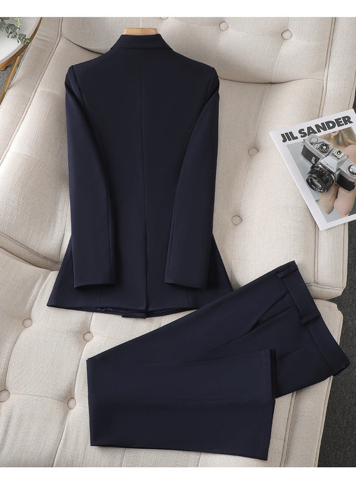 Vêtement femme chic : ensemble blazer et pantalon. Mode automne, style décontracté-formel. Tissu doux pour confort optimal.