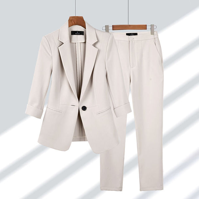 Ensemble blazer pantalon femme chic.  Coupe élégante, idéale pour occasions professionnelles ou spéciales.