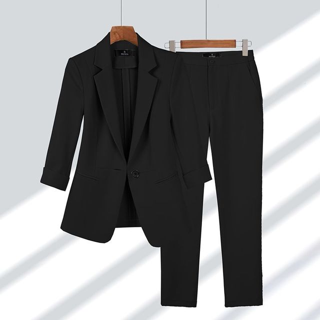 Ensemble blazer pantalon femme chic.  Coupe élégante, idéale pour occasions professionnelles ou spéciales.