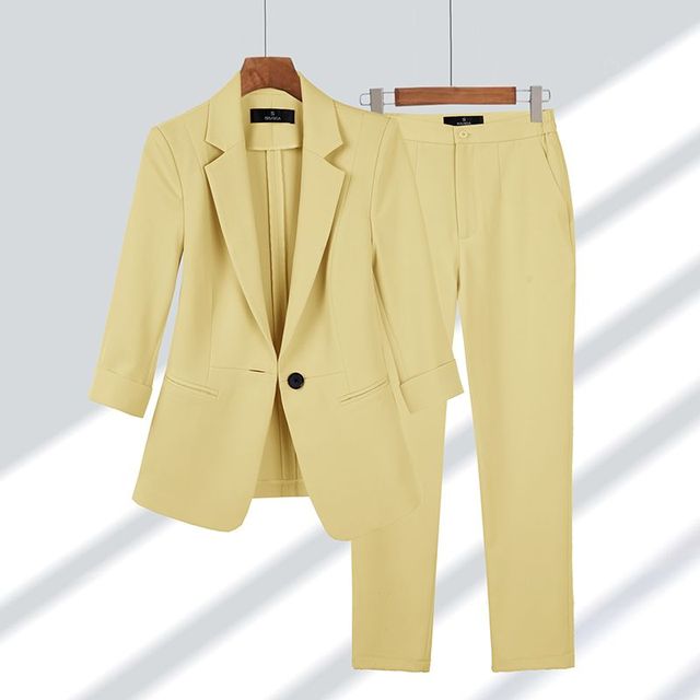 Ensemble blazer pantalon femme chic.  Coupe élégante, idéale pour occasions professionnelles ou spéciales.