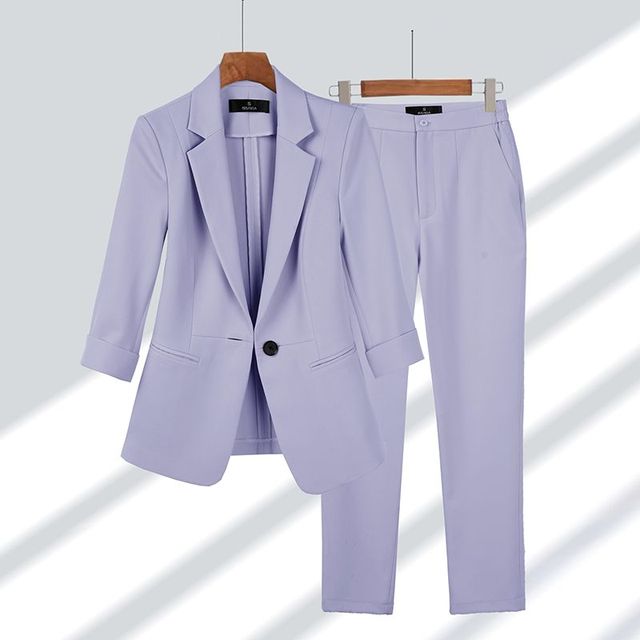 Ensemble blazer pantalon femme chic.  Coupe élégante, idéale pour occasions professionnelles ou spéciales.