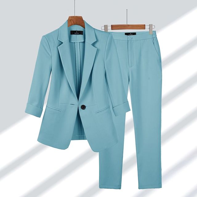 Ensemble blazer pantalon femme chic.  Coupe élégante, idéale pour occasions professionnelles ou spéciales.