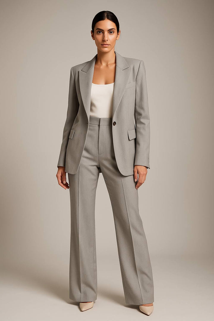Tenue femme professionnelle : ensemble blazer et pantalon. Chic, élégant, parfait pour le travail ou sorties. Mode féminine.