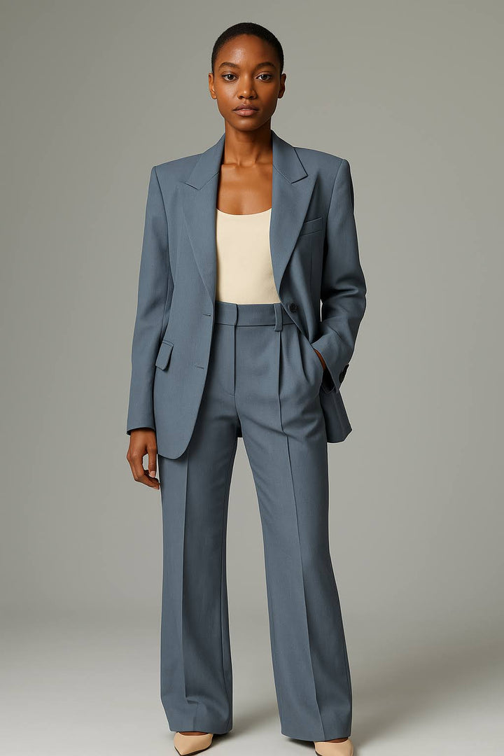 Blazer et pantalon femme, tailleur chic et élégant. Tenue professionnelle décontractée ou formelle. Confort et style.