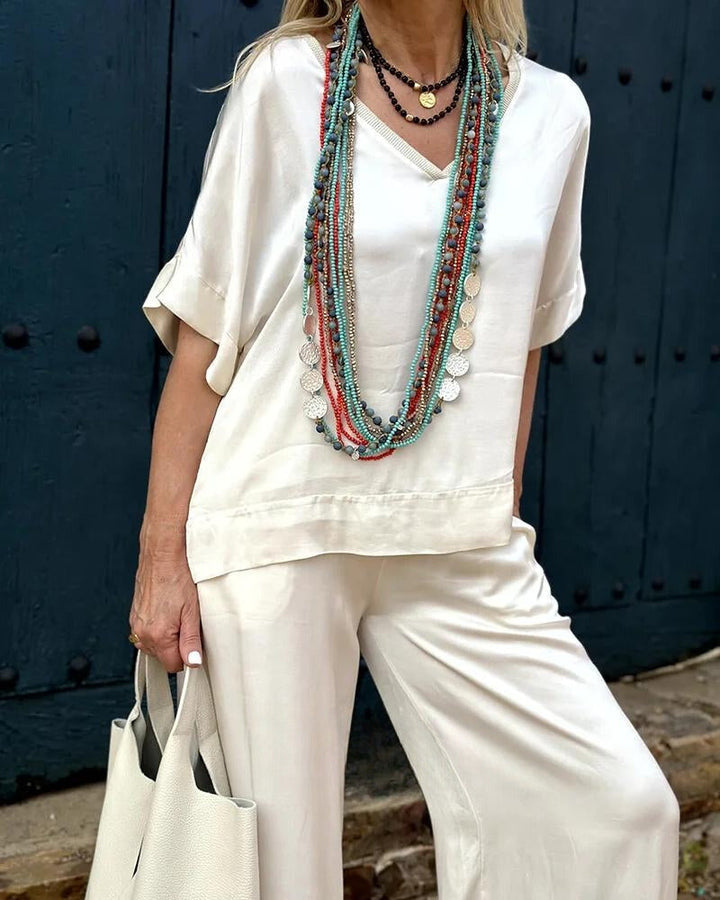 "Ensemble chic pour femmes: chemisier finement coupé et pantalon assorti pour un look élégant et sophistiqué."