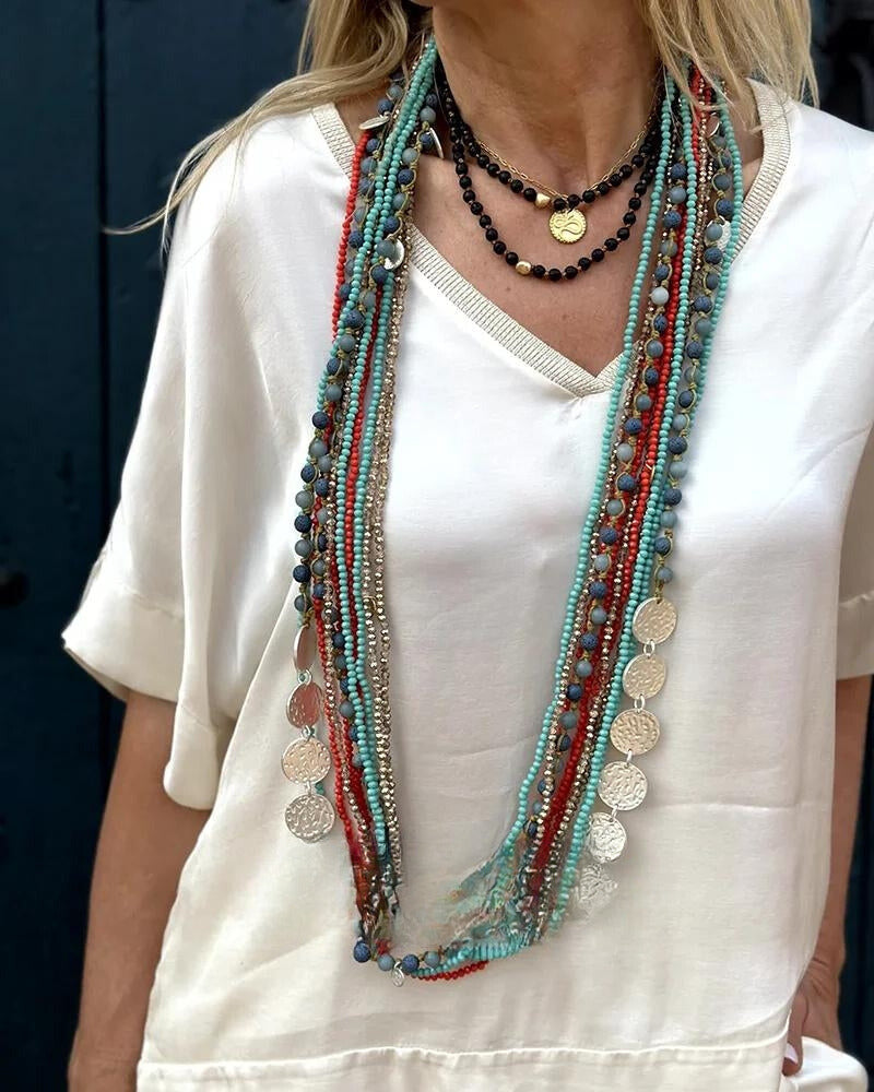 "Ensemble chic pour femmes: chemisier finement coupé et pantalon assorti pour un look élégant et sophistiqué."