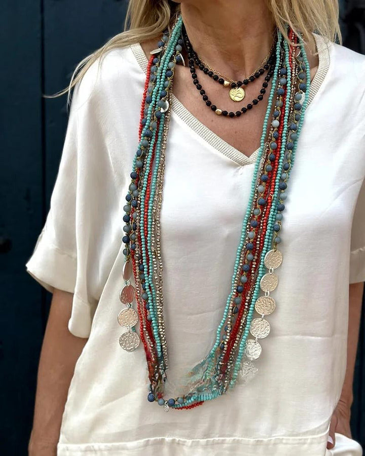 "Ensemble chic pour femmes: chemisier finement coupé et pantalon assorti pour un look élégant et sophistiqué."