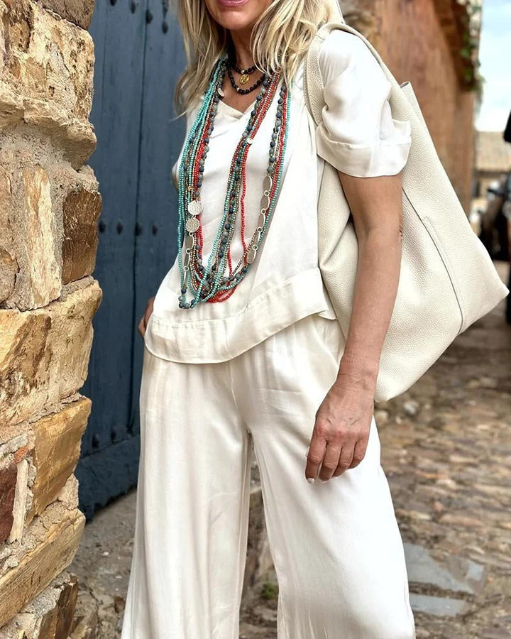 "Ensemble chic pour femmes: chemisier finement coupé et pantalon assorti pour un look élégant et sophistiqué."