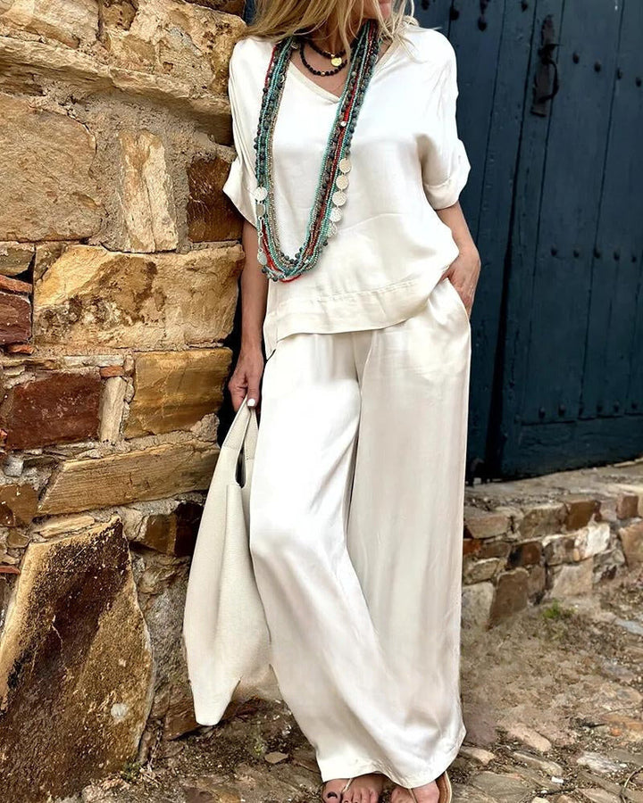 "Ensemble chic pour femmes: chemisier finement coupé et pantalon assorti pour un look élégant et sophistiqué."