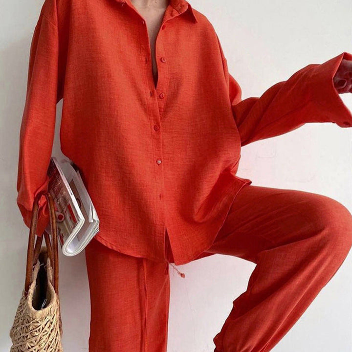 Ensemble femme printemps/été: chemisier et pantalon large coordonnés en lin, tenue décontractée chic, confortable et moderne.