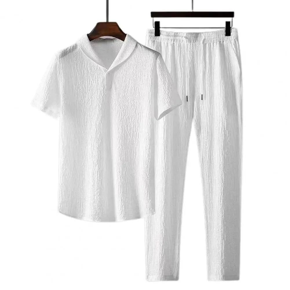 Vêtement homme décontracté noir, ensemble été léger et respirant pour un confort optimal en mode masculine.