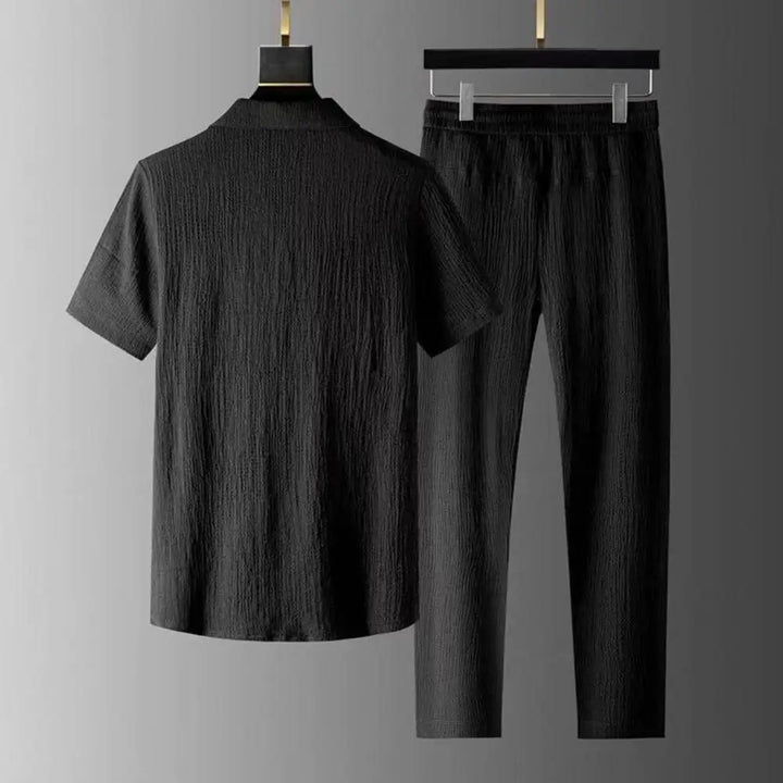 Mode masculine: ensemble coordonné homme blanc avec t-shirt et pantalon, parfait pour un look estival décontracté.