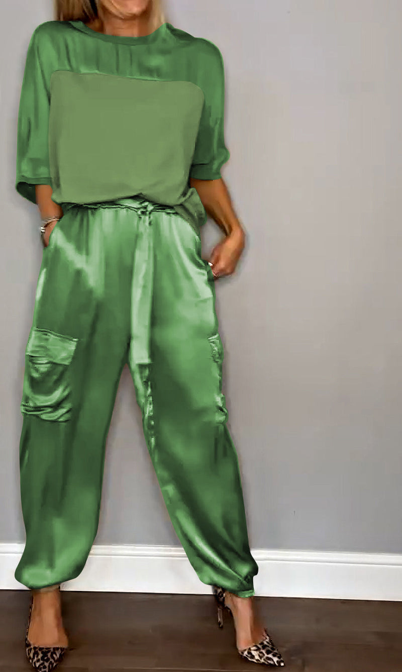 Détail du tissu élégant de l'ensemble coordonné femme, tenue chic polyvalente.