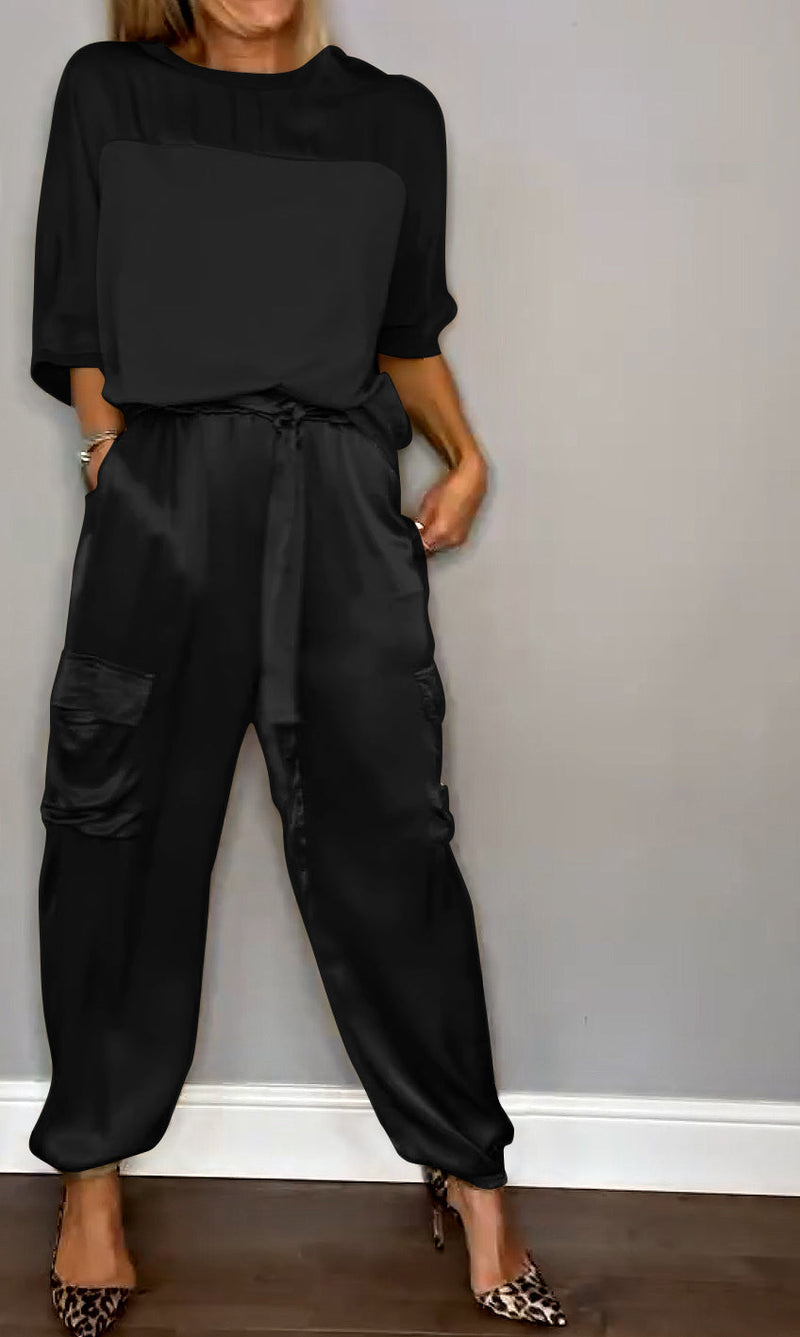 Femme portant un ensemble coordonné élégant, tenue chic et mode féminine confortable.