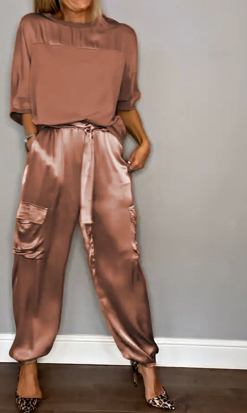 Ensemble femme élégant, coordonné deux pièces, tenue chic et confortable pour mode féminine.